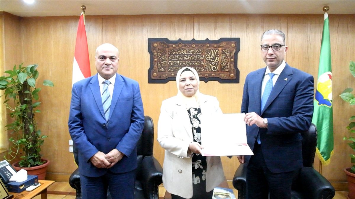 محافظ الفيوم ورئيس الهيئة العامة لتعليم الكبار يبحثان آليات تنفيذ برامج محو الأمية