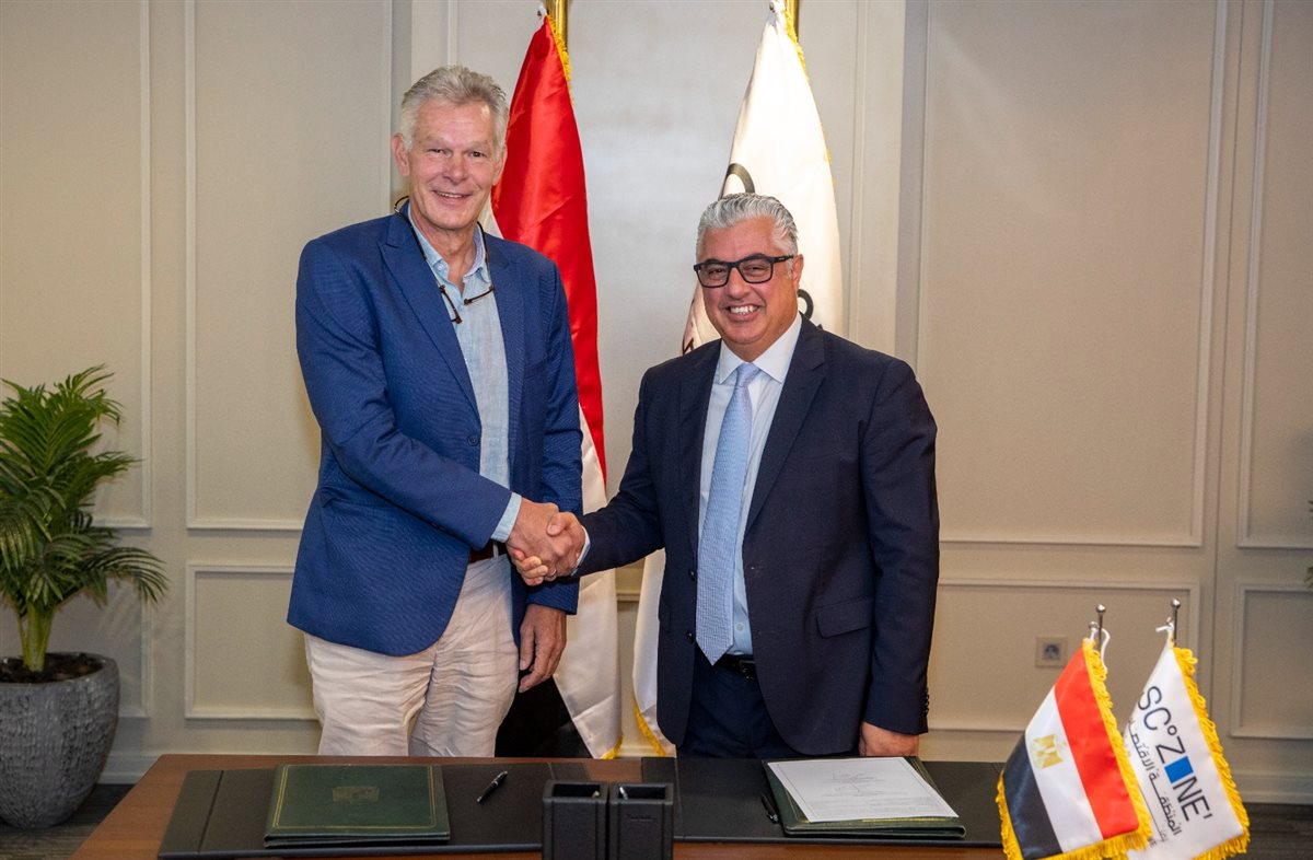 جانب من التوقيع 