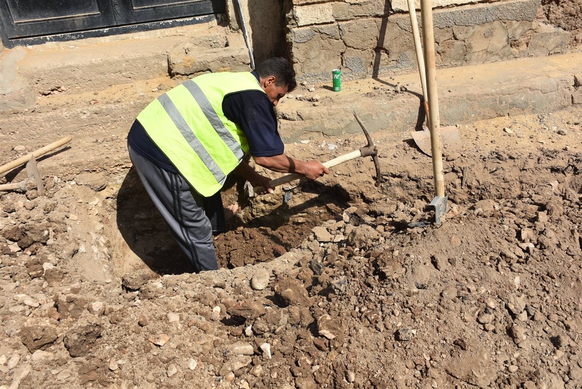 رئيس شركة مياه الشرب يتابع الوصلات المنزلية بالرياينةً