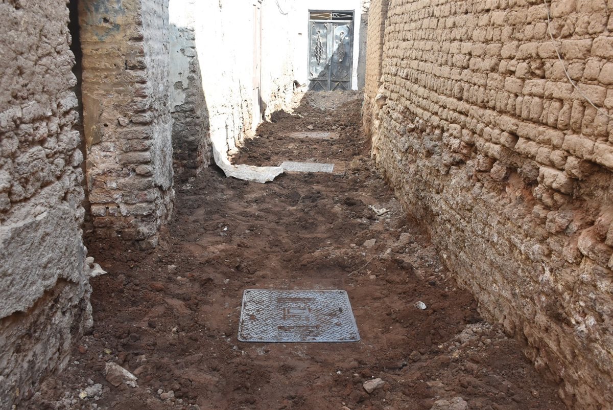 رئيس شركة مياه الشرب يتابع الوصلات المنزلية بالرياينةً