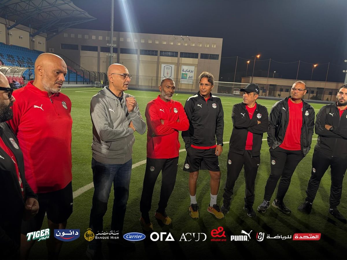 <strong>وليد درويش يجتمع بلاعبي المنتخب قبل انطلاق المران الأول في أبها استعدادًا لكأس الخليج</strong>