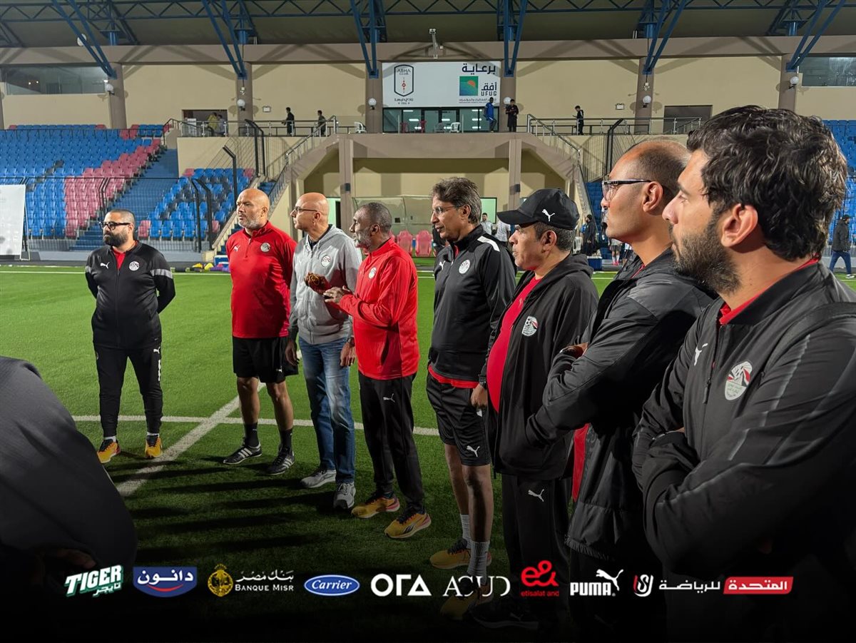 <strong>وليد درويش يجتمع بلاعبي المنتخب قبل انطلاق المران الأول في أبها استعدادًا لكأس الخليج</strong>