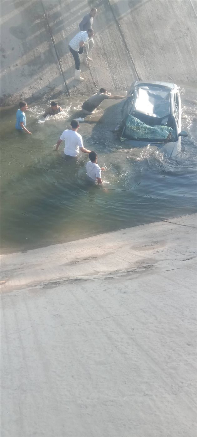  انقلاب سيارة ملاكي في ترعة بسوهاج