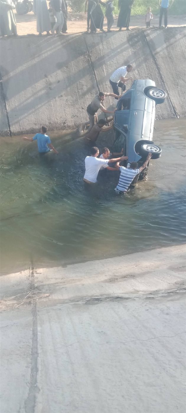  انقلاب سيارة ملاكي في ترعة بسوهاج