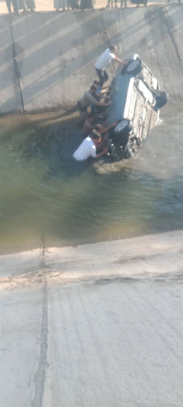  انقلاب سيارة ملاكي في ترعة بسوهاج