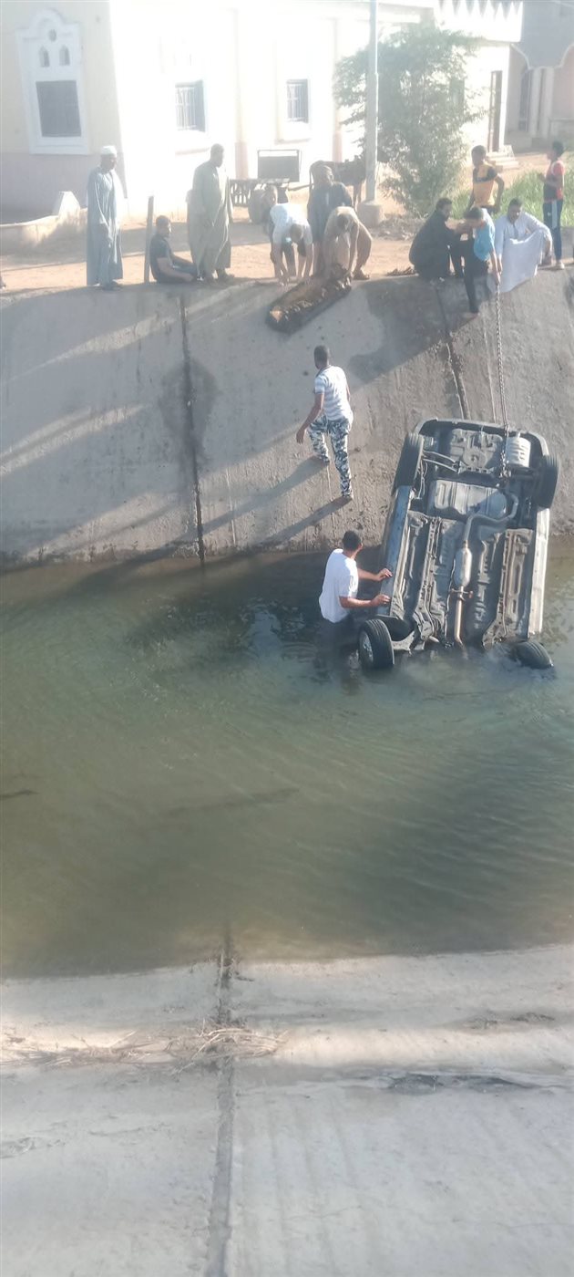  انقلاب سيارة ملاكي في ترعة بسوهاج