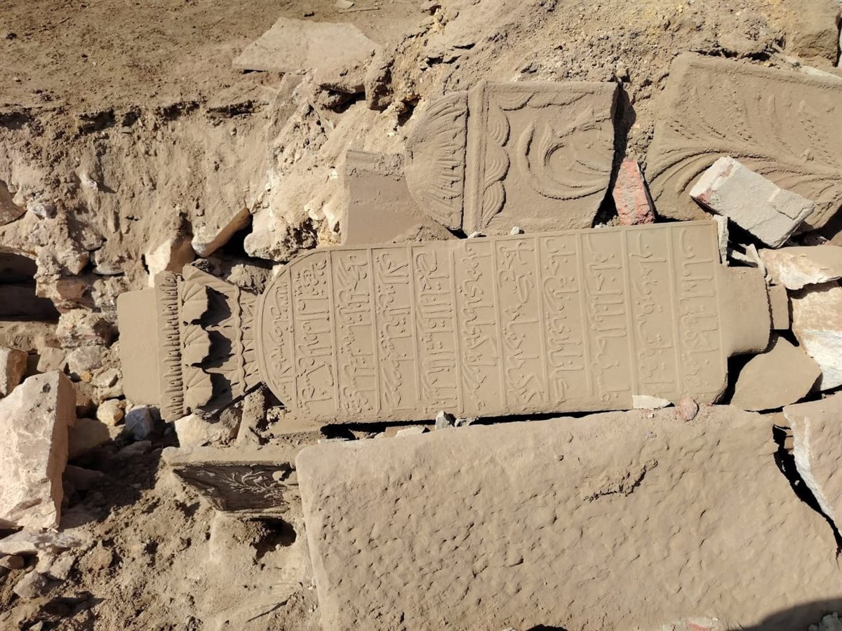 <strong>الآثار تنقذ شواهد عثمانية بمنطقة الإمام الشافعي</strong>