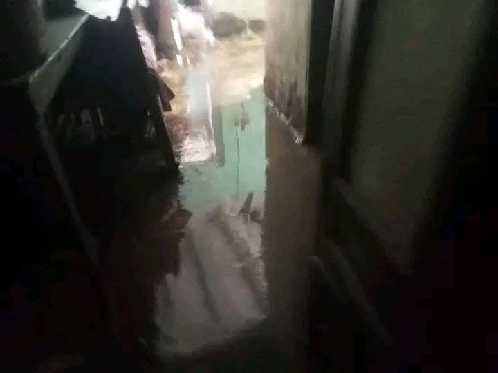 تلف جهاز عروسة لكسر ماسورة صرف بإسنا