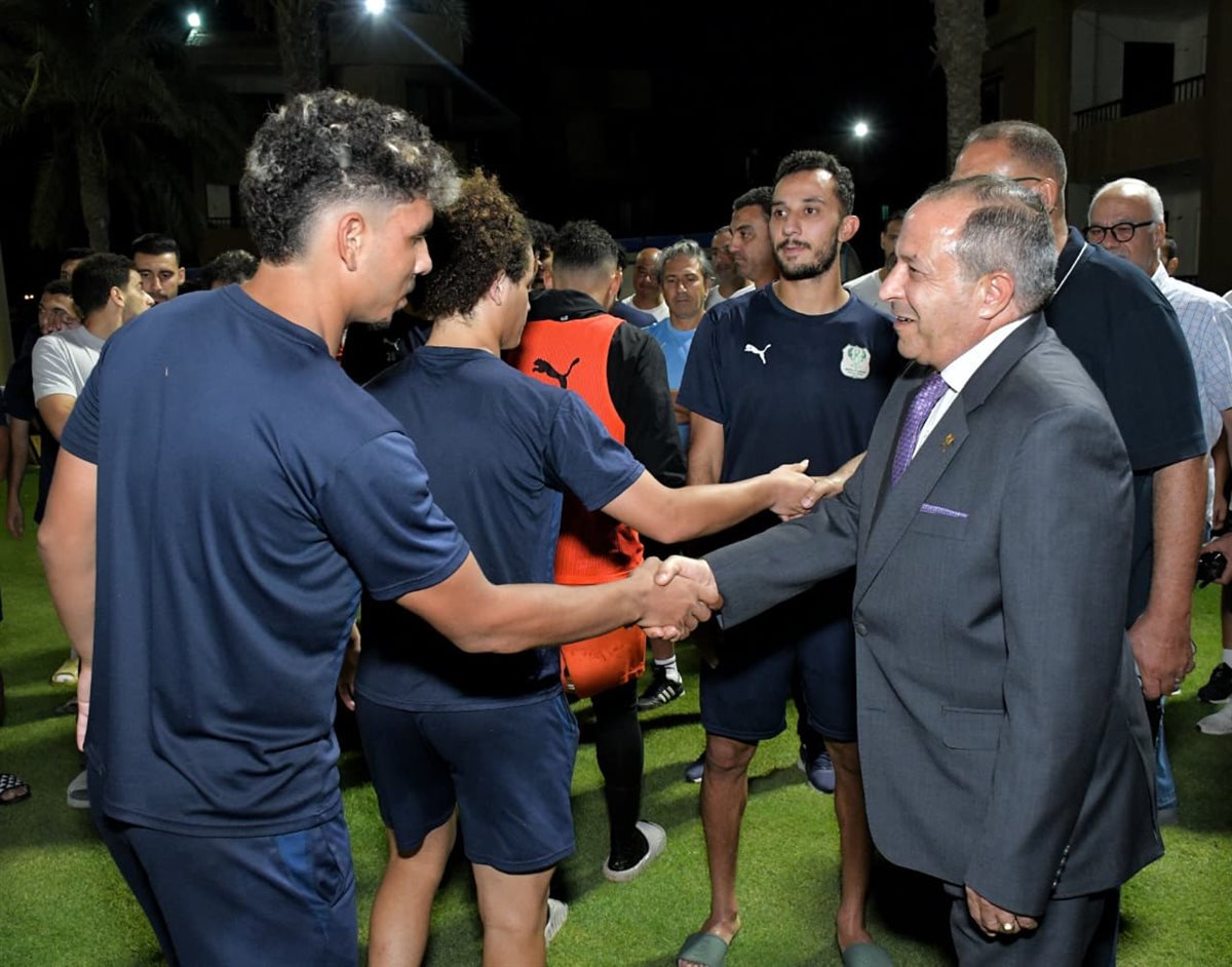 محافظ بورسعيد يزور فريق النادي المصري