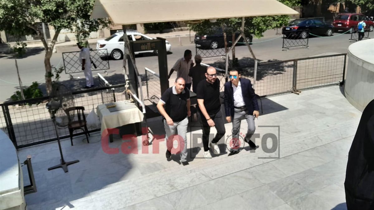 <strong>أسرة الإعلامي عاطف عادل تصل كنيسة مارمرقس لانتظار وصول الجثمان</strong>