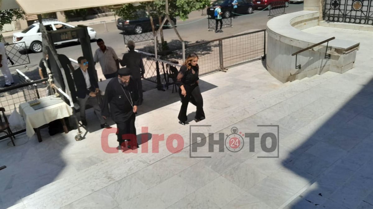 <strong>أسرة الإعلامي عاطف عادل تصل كنيسة مارمرقس لانتظار وصول الجثمان</strong>