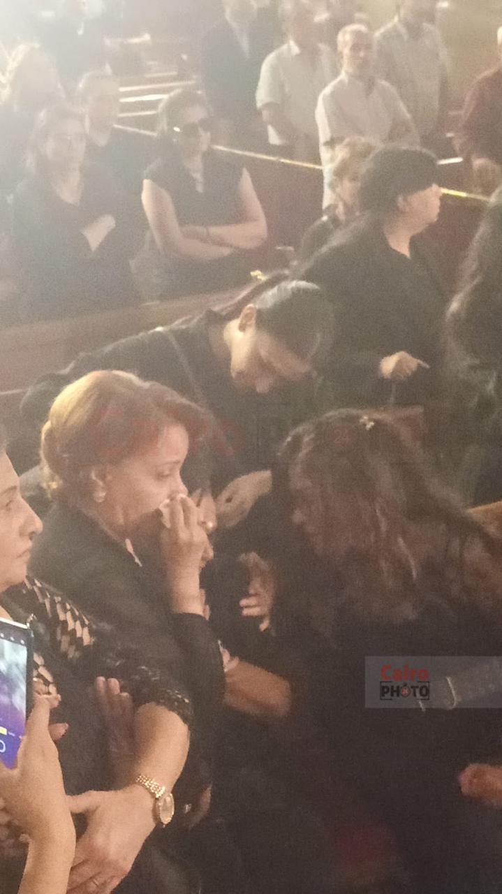 انهيار شقيقة الإعلامي عاطف كامل فور وصول جثمانه إلى  كنيسة مارمرقس