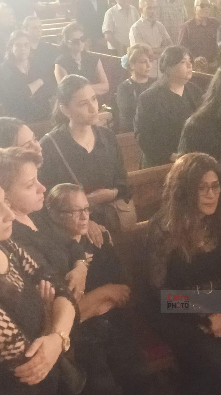 انهيار شقيقة الإعلامي عاطف كامل فور وصول جثمانه إلى  كنيسة مارمرقس