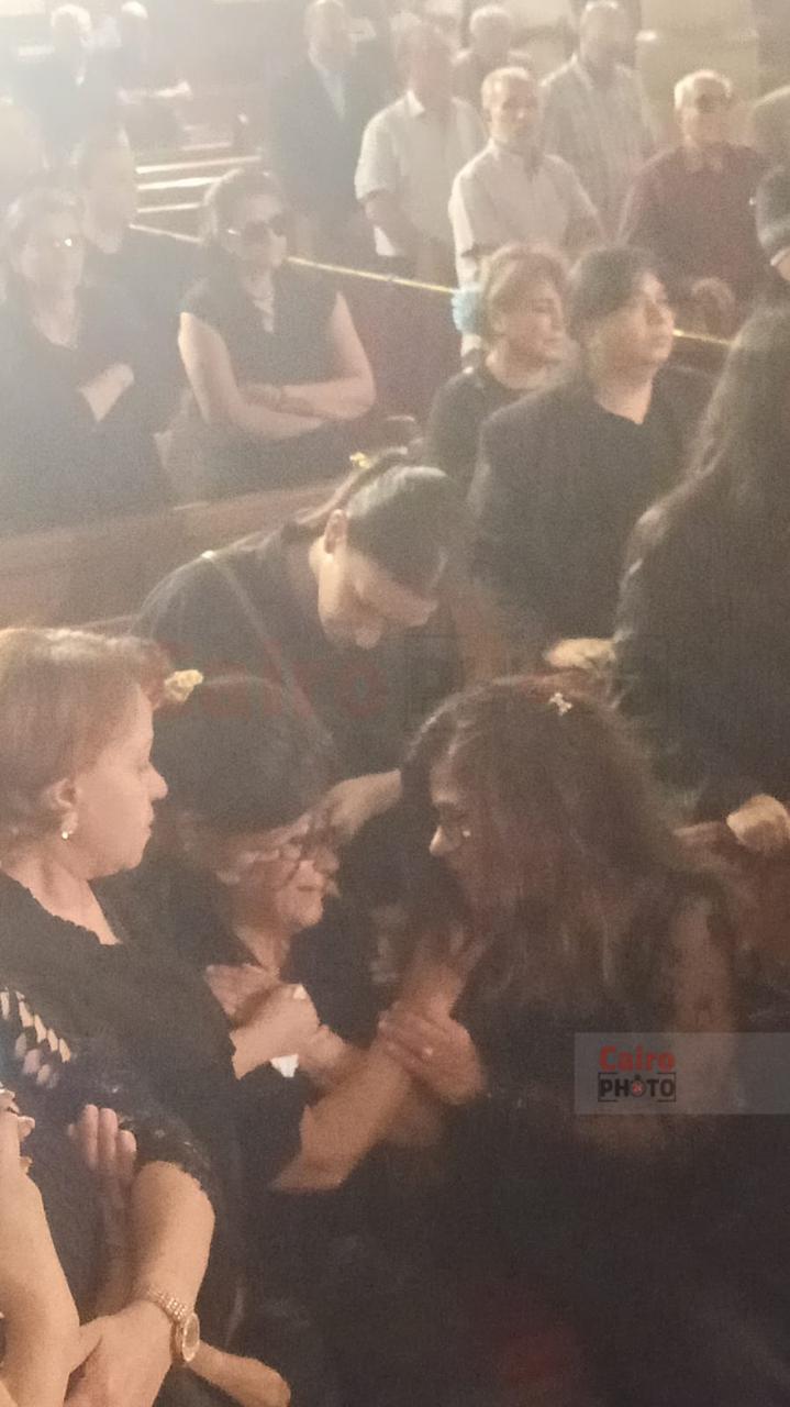 انهيار شقيقة الإعلامي عاطف كامل فور وصول جثمانه إلى  كنيسة مارمرقس