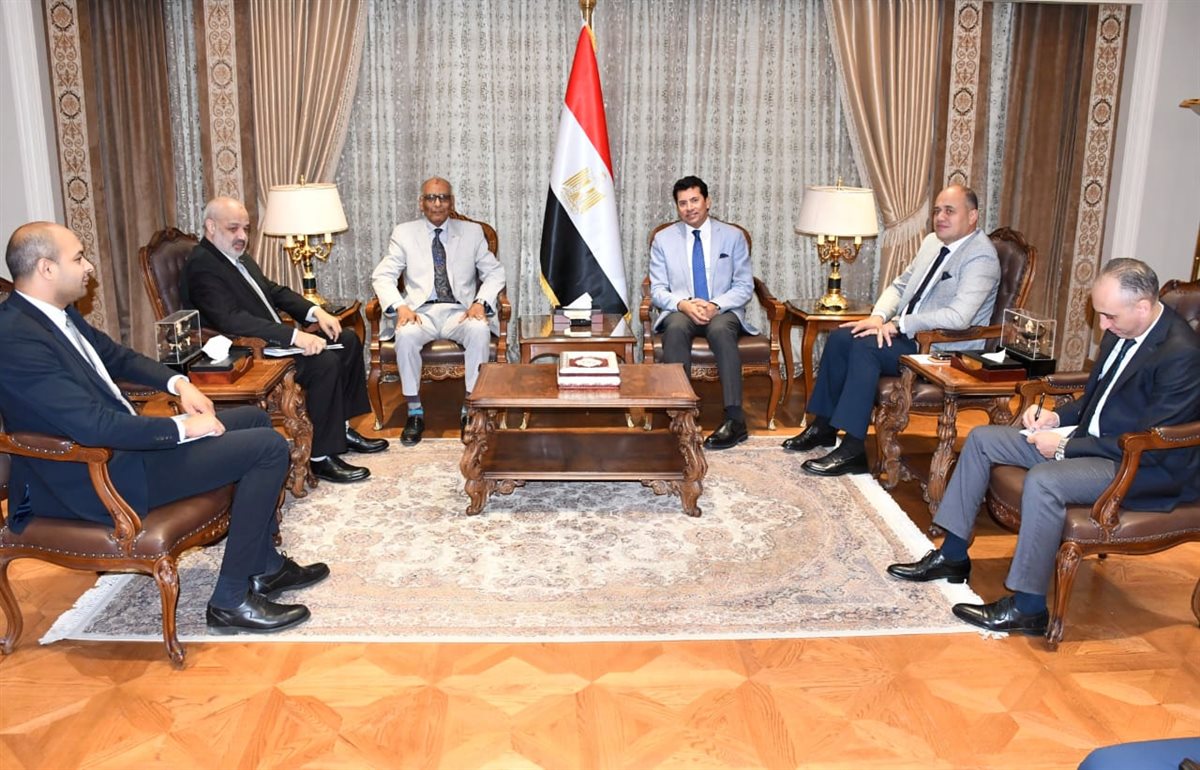 جانب من لقاء وزير الرياضة ورئيس اتحاد الهوكي