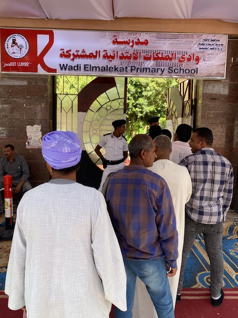 طوابير امام اللجان