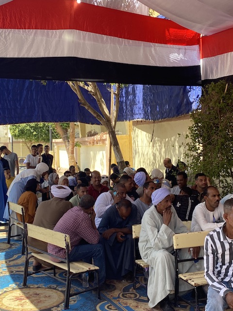 طوابير امام اللجان