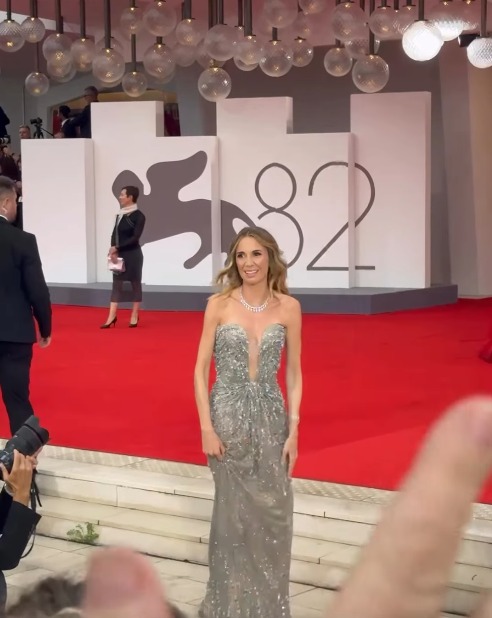 رايا أبي راشد والإيطالية إيمانويلا فانيلي أبرز الحضور على ريد كاربت افتتاح مهرجان فينيسيا السينمائي