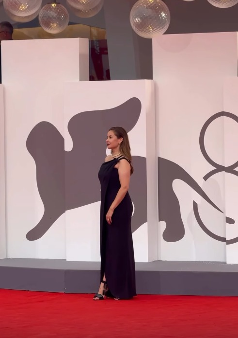 رايا أبي راشد والإيطالية إيمانويلا فانيلي أبرز الحضور على ريد كاربت افتتاح مهرجان فينيسيا السينمائي