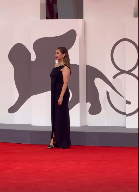 رايا أبي راشد والإيطالية إيمانويلا فانيلي أبرز الحضور على ريد كاربت افتتاح مهرجان فينيسيا السينمائي