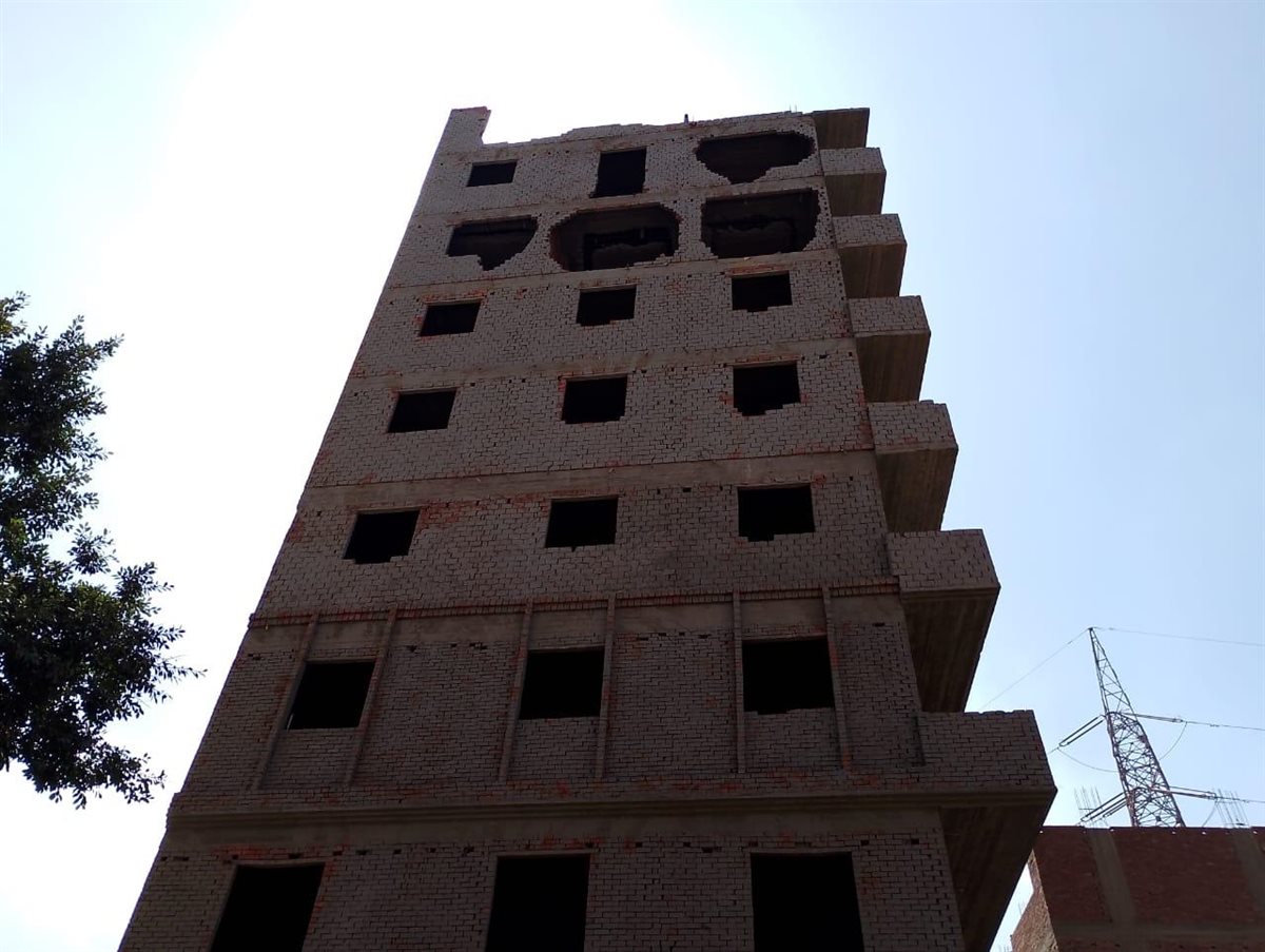 وزيرة التنمية المحلية: رصد مخالفة عقار لرخصة البناء بالوراق وإزالة الأدوار المخالفة