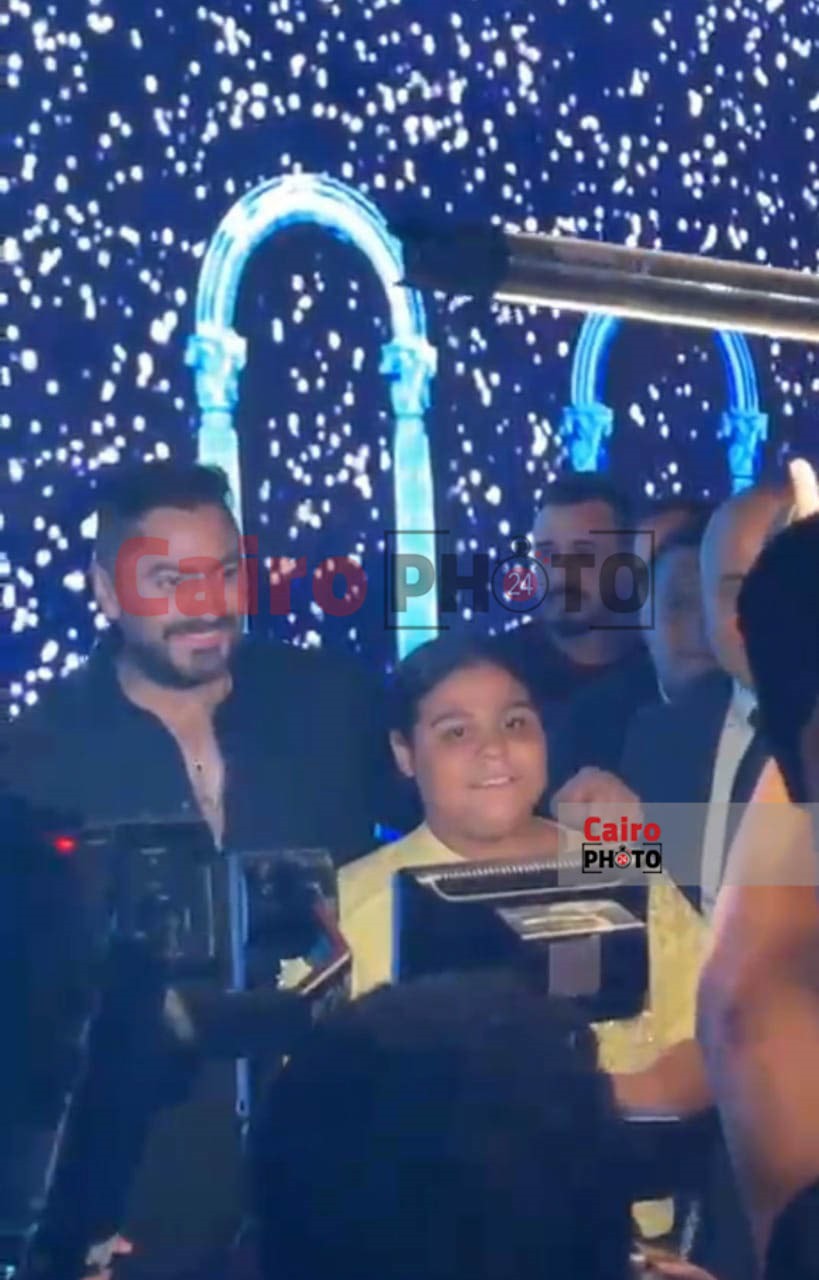 حقق حلمها.. تامر حسني رفقة هايدي بطلة تريند الشيبسي