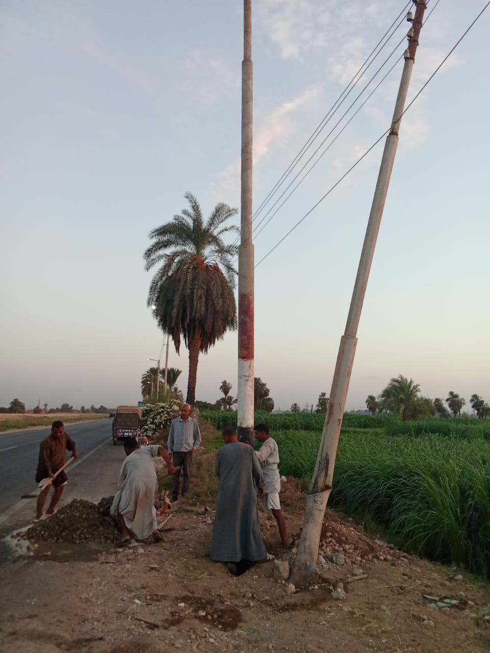 صيانة عمود مائل على الطريق السريع