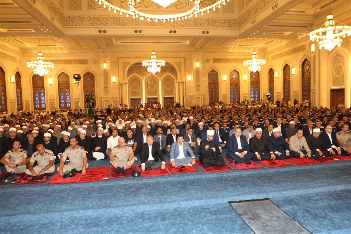 وزيرا الرياضة والأوقاف ومحافظ القاهرة يؤدون صلاة الجمعة 