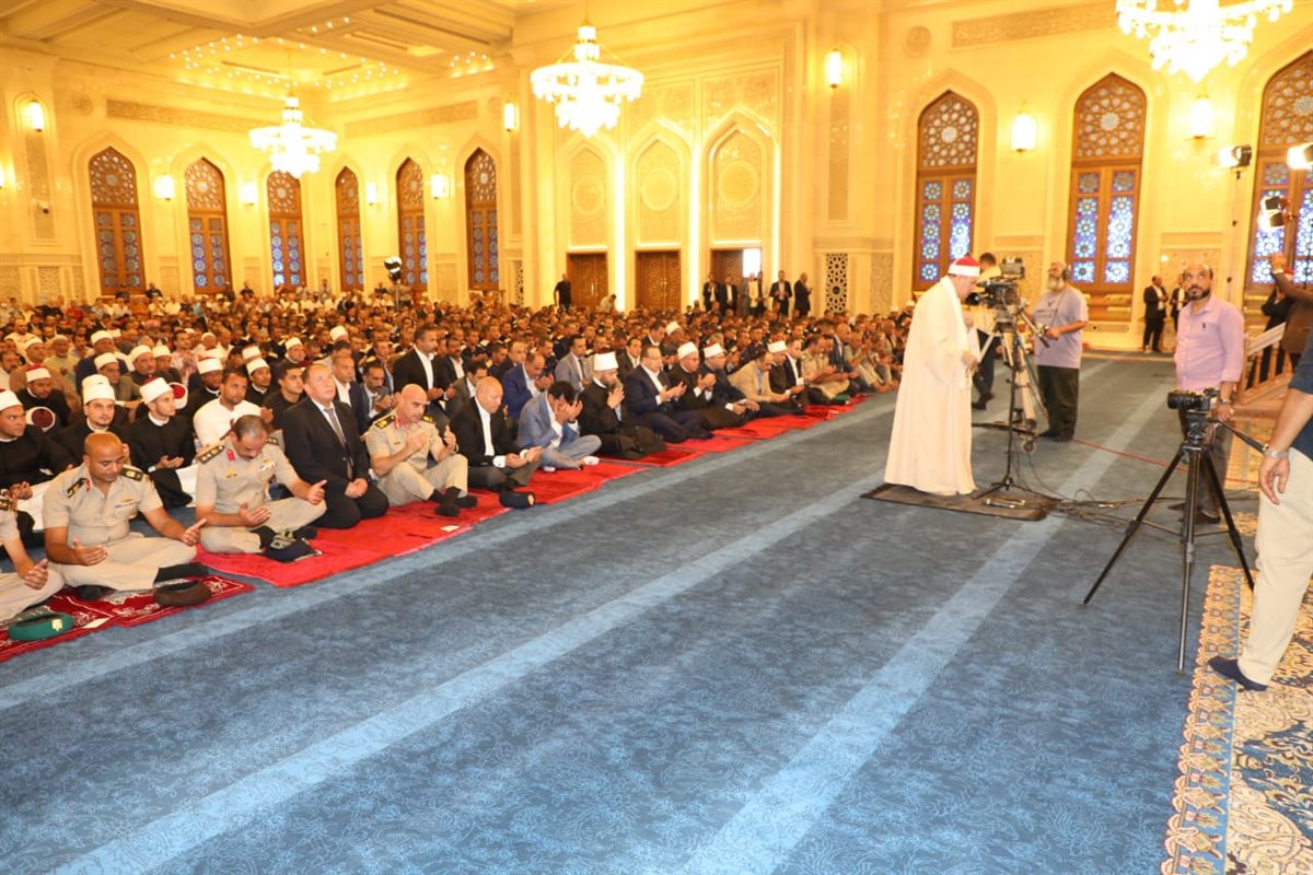 وزيرا الرياضة والأوقاف ومحافظ القاهرة يؤدون صلاة الجمعة 