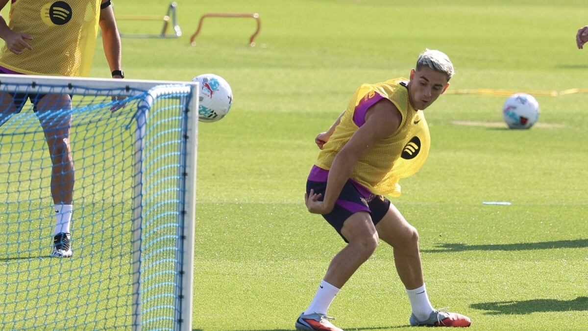 جافي لاعب وسط فريق برشلونة الإسباني في تدريبات الفريق اليوم