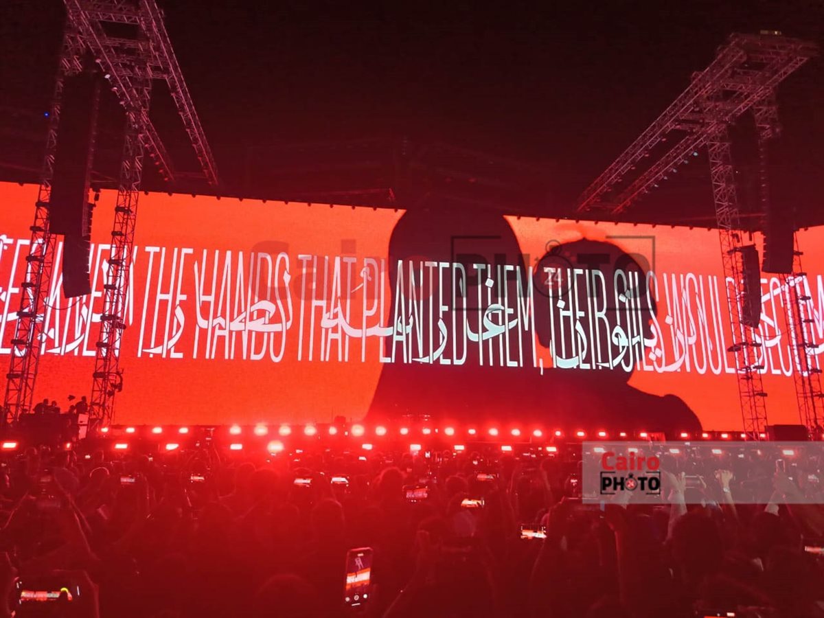 <strong>فرقة كايروكي تعرض صور لشهداء غزة في حفلها بمهرجان العلمين</strong>