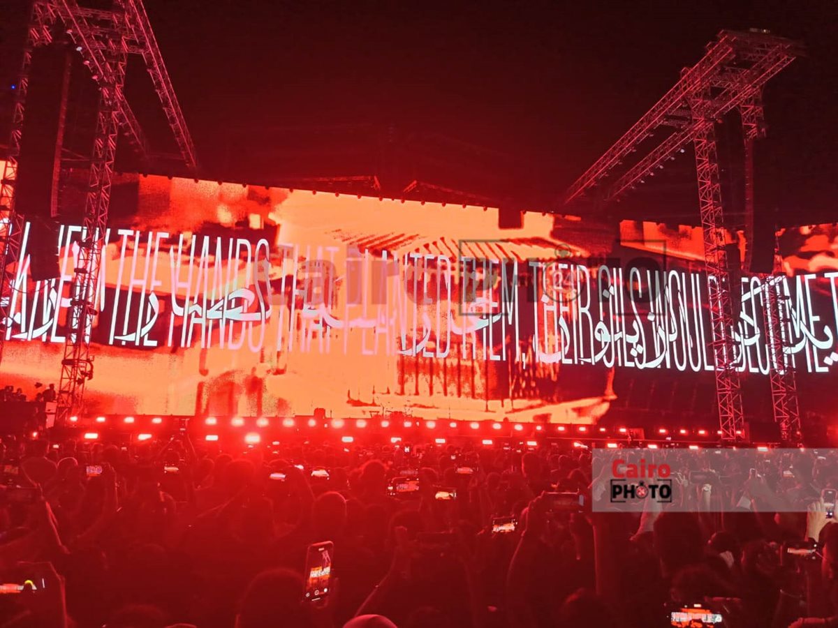 <strong>فرقة كايروكي تعرض صور لشهداء غزة في حفلها بمهرجان العلمين</strong>