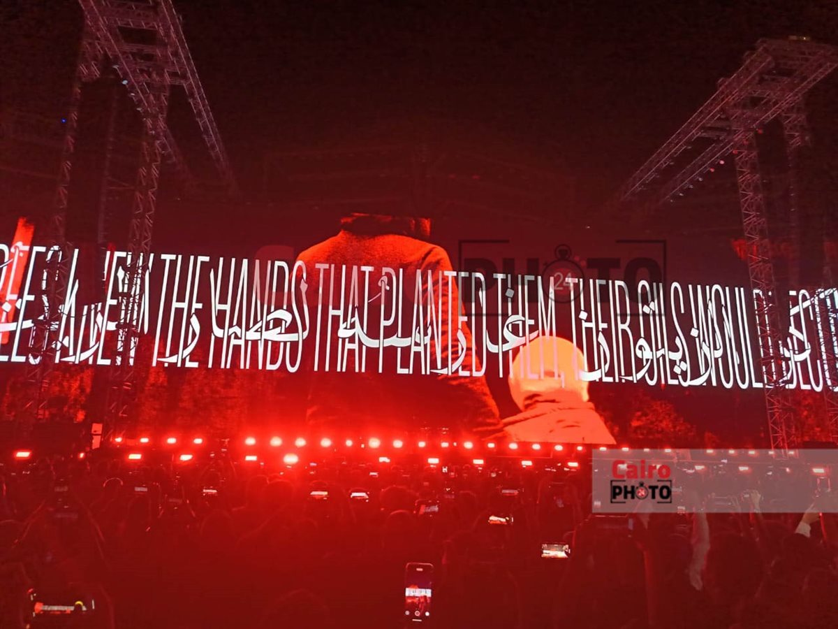 <strong>فرقة كايروكي تعرض صور لشهداء غزة في حفلها بمهرجان العلمين</strong>