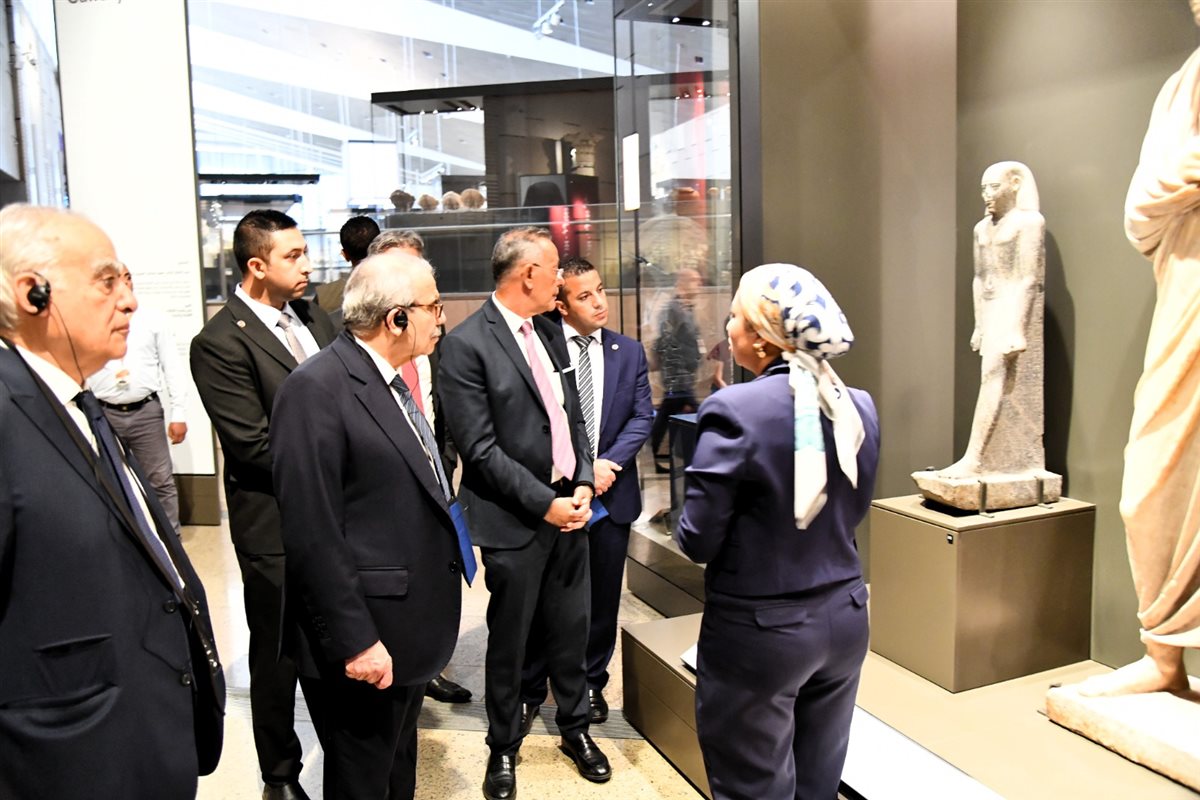رئيس الوزراء اللبناني يزور المتحف المصري الكبير