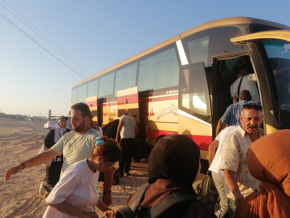 نقل ركاب القطار المتعطل