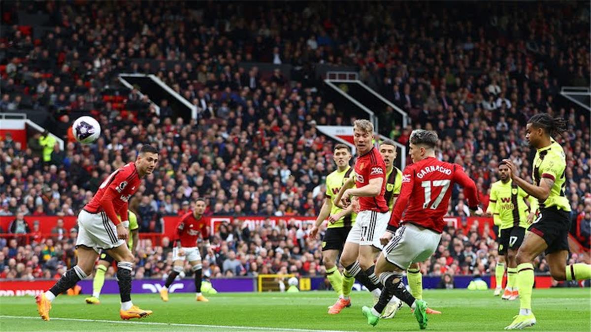  القنوات الناقلة لمشاهدة بث مباشر مباراة مانشستر يونايتد ضد بيرنلي