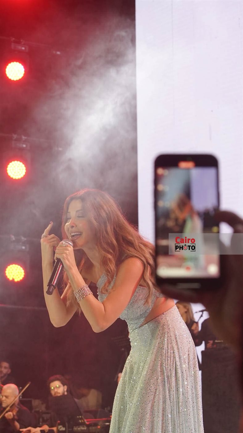 وسط تفاعل كبير من الجمهور.. النجمة نانسي عجرم تشعل أجواء حفلها بمهرجان مراسي 