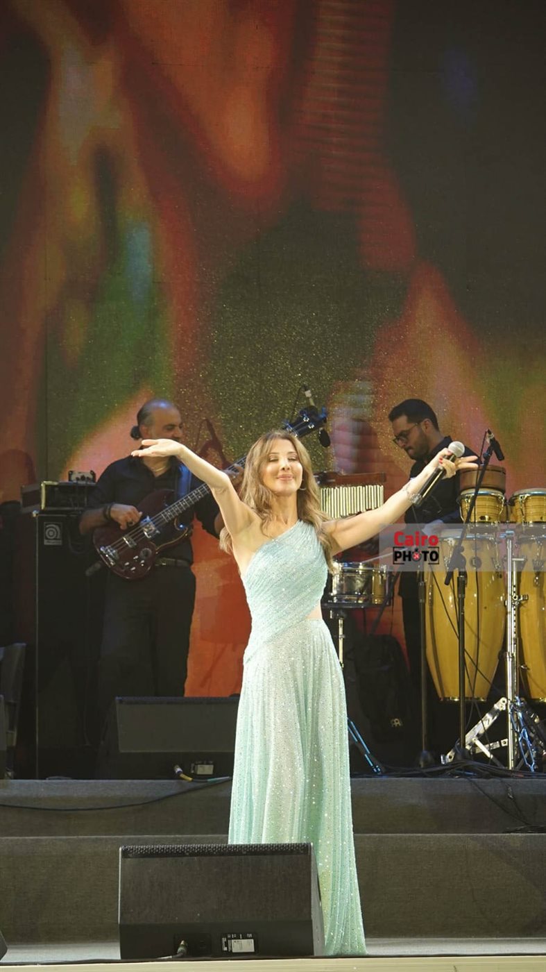 وسط تفاعل كبير من الجمهور.. النجمة نانسي عجرم تشعل أجواء حفلها بمهرجان مراسي 