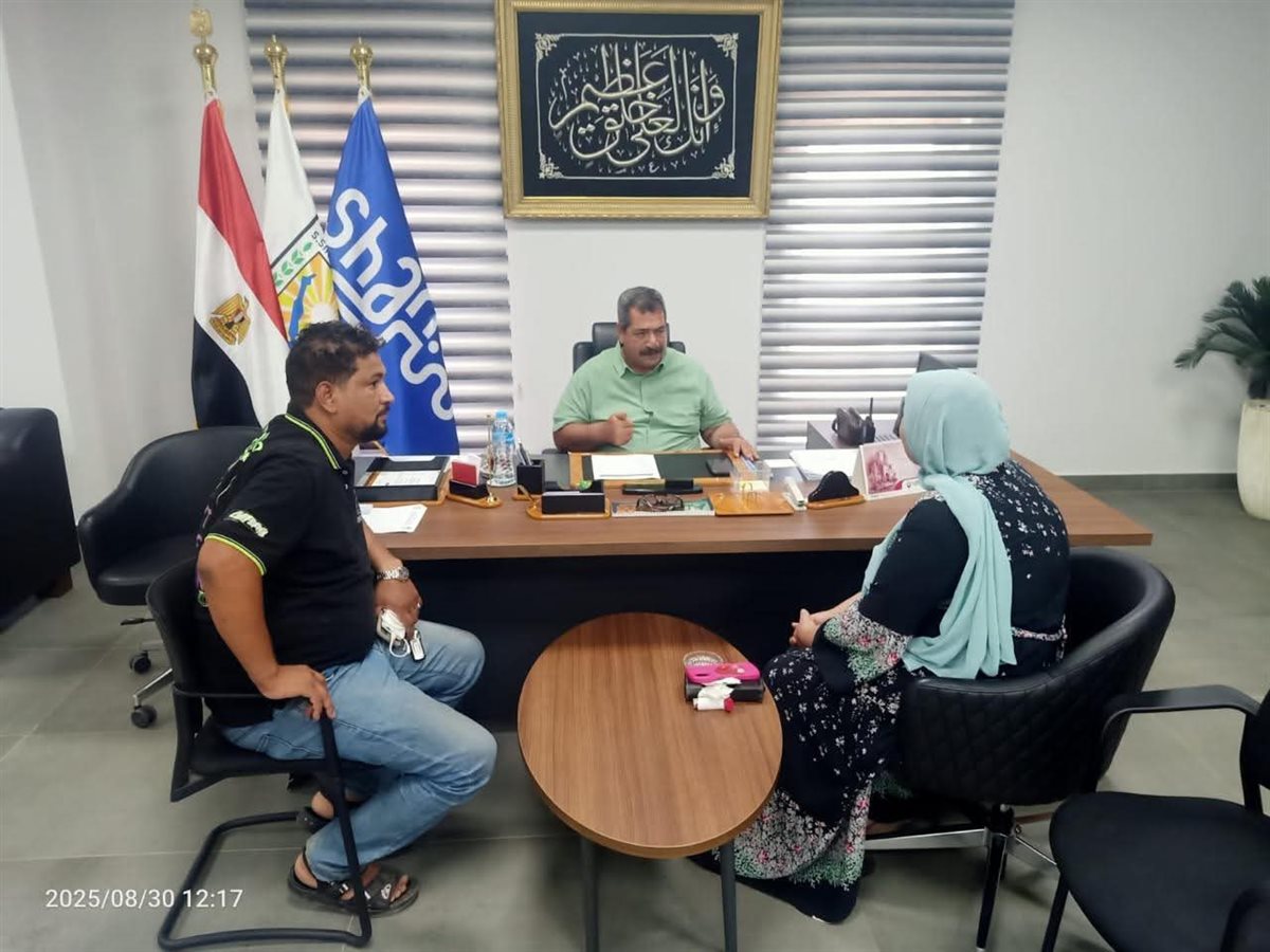 اللواء نادر علام رئيس مدينة شرم الشيخ يستقبل المواطنين لبحث مطالبهم 