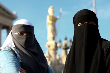 هل يجوز لبس الكمامة بدل النقاب في العمرة