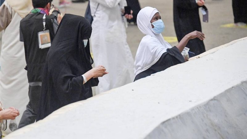 هل يجوز لبس الكمامة في العمرة للنساء