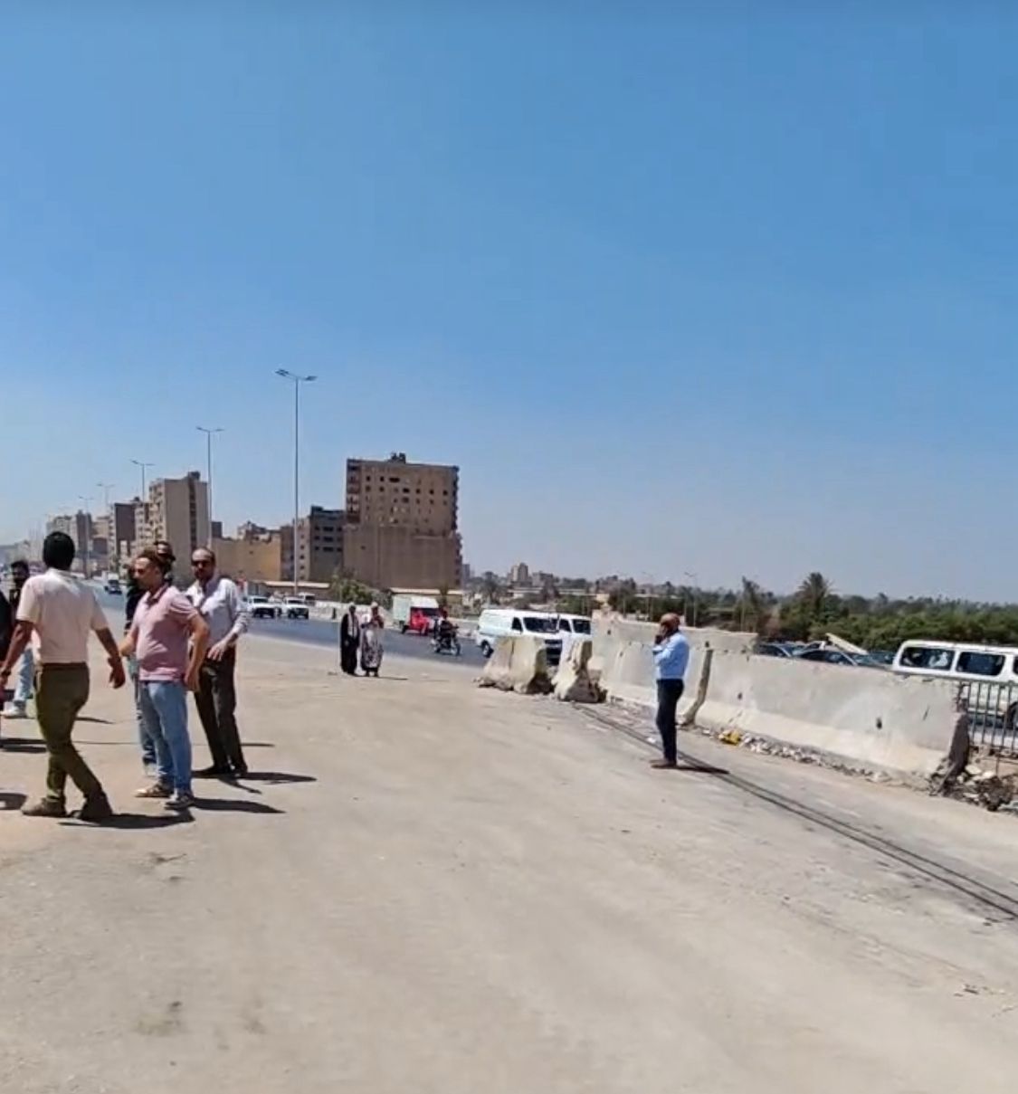 إزالة الحواجز الخرسانية لفتح نزلة محور عمرو بن العاص