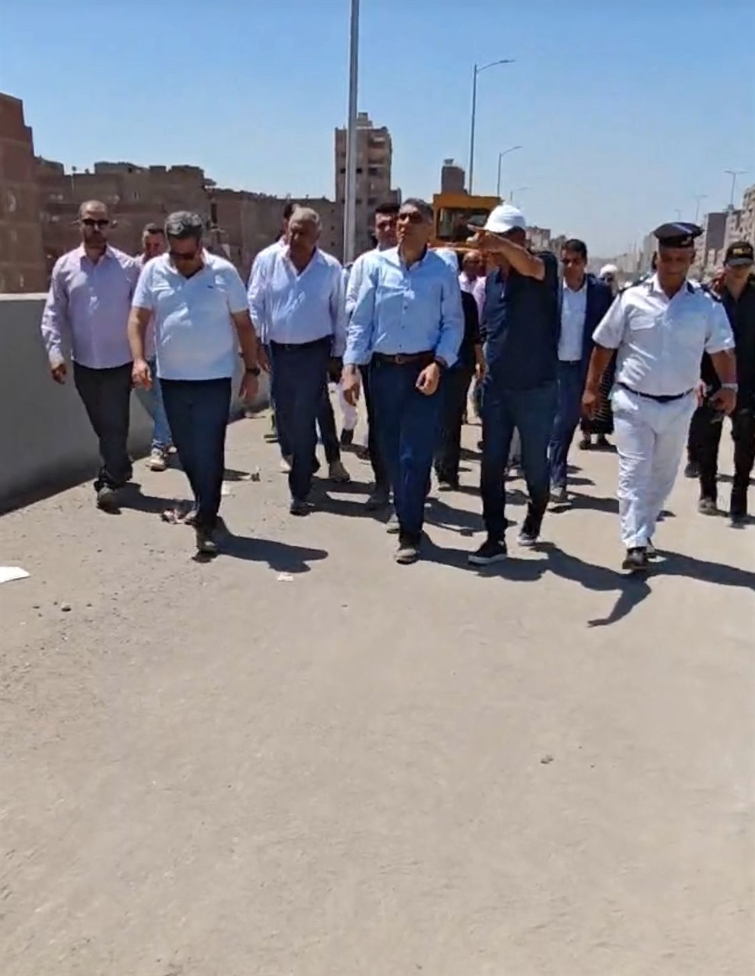 إزالة الحواجز الخرسانية لفتح نزلة محور عمرو بن العاص