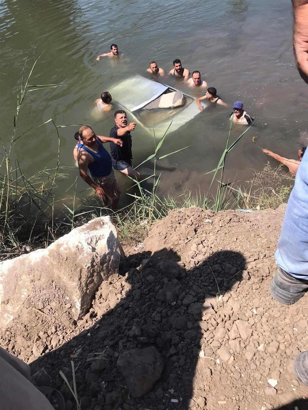 أثناء إستخراجهم من السيارة 