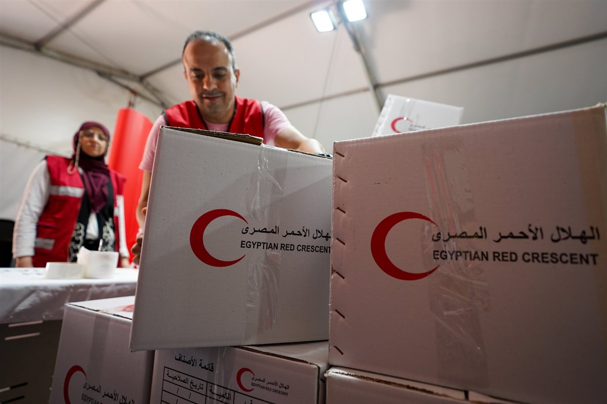 موظفو فودافون مصر يشاركون متطوعي الهلال الأحمر في تعبئة المساعدات المقدمة إلى غزة 