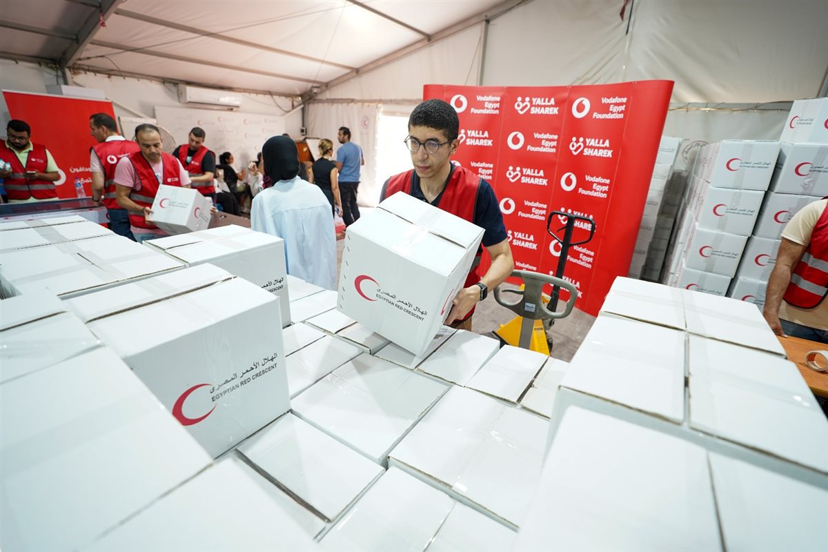 موظفو فودافون مصر يشاركون متطوعي الهلال الأحمر في تعبئة المساعدات المقدمة إلى غزة 