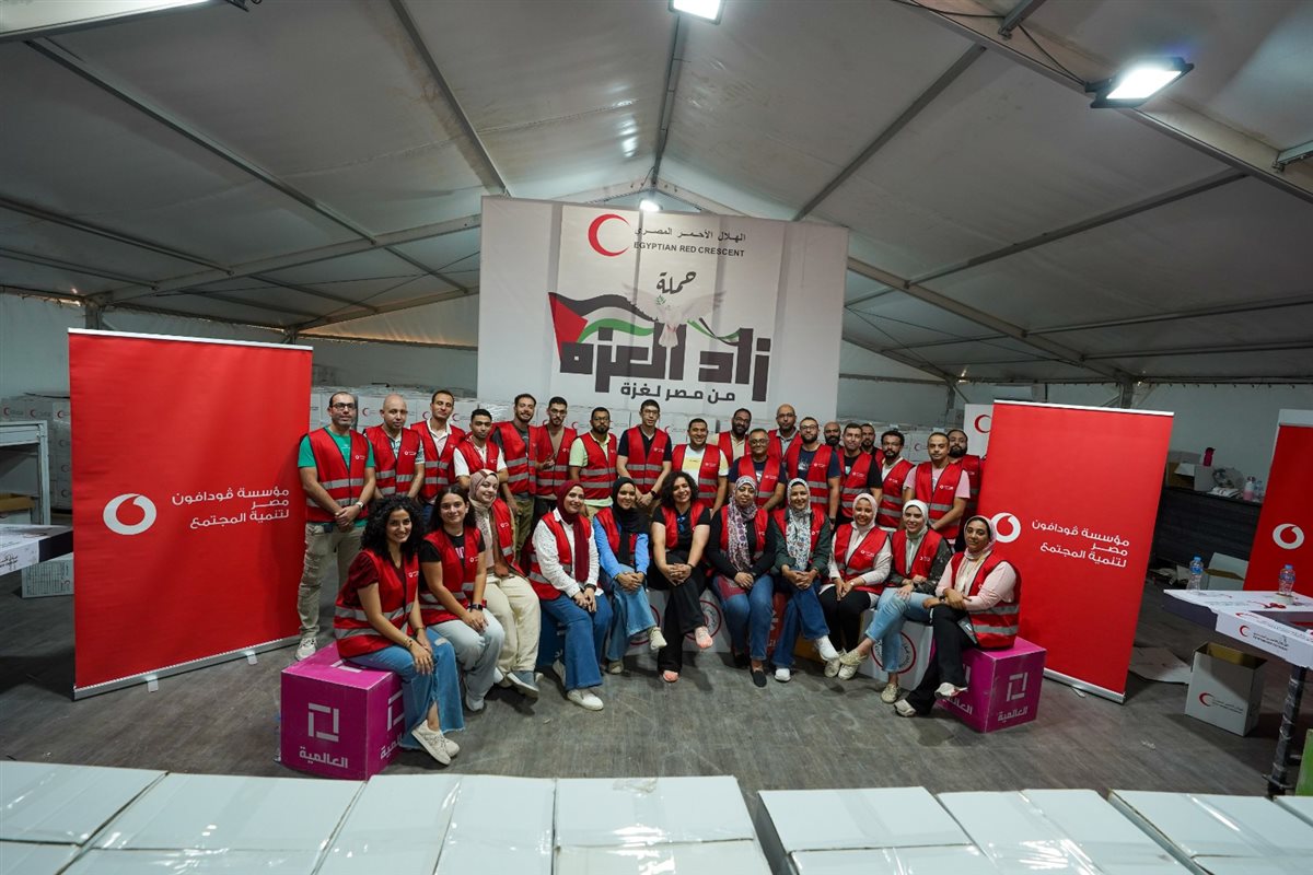 موظفو فودافون مصر يشاركون متطوعي الهلال الأحمر في تعبئة المساعدات المقدمة إلى غزة 