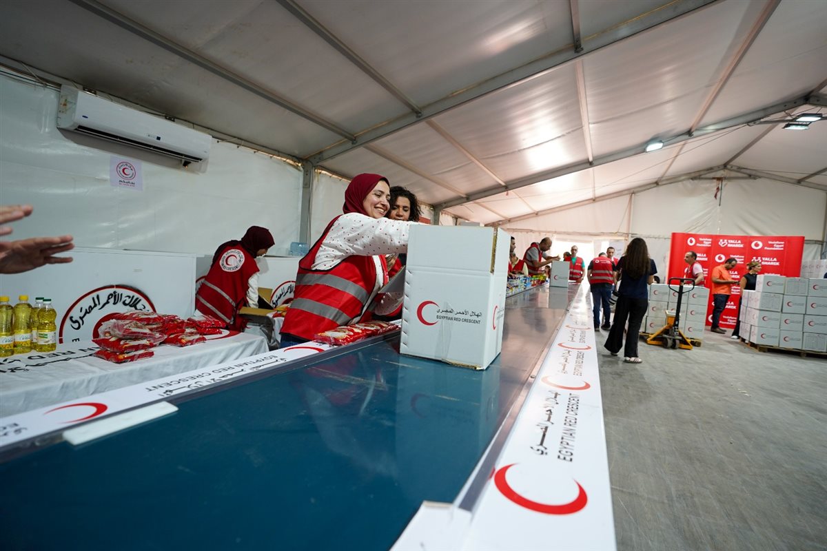 موظفو فودافون مصر يشاركون متطوعي الهلال الأحمر في تعبئة المساعدات المقدمة إلى غزة 