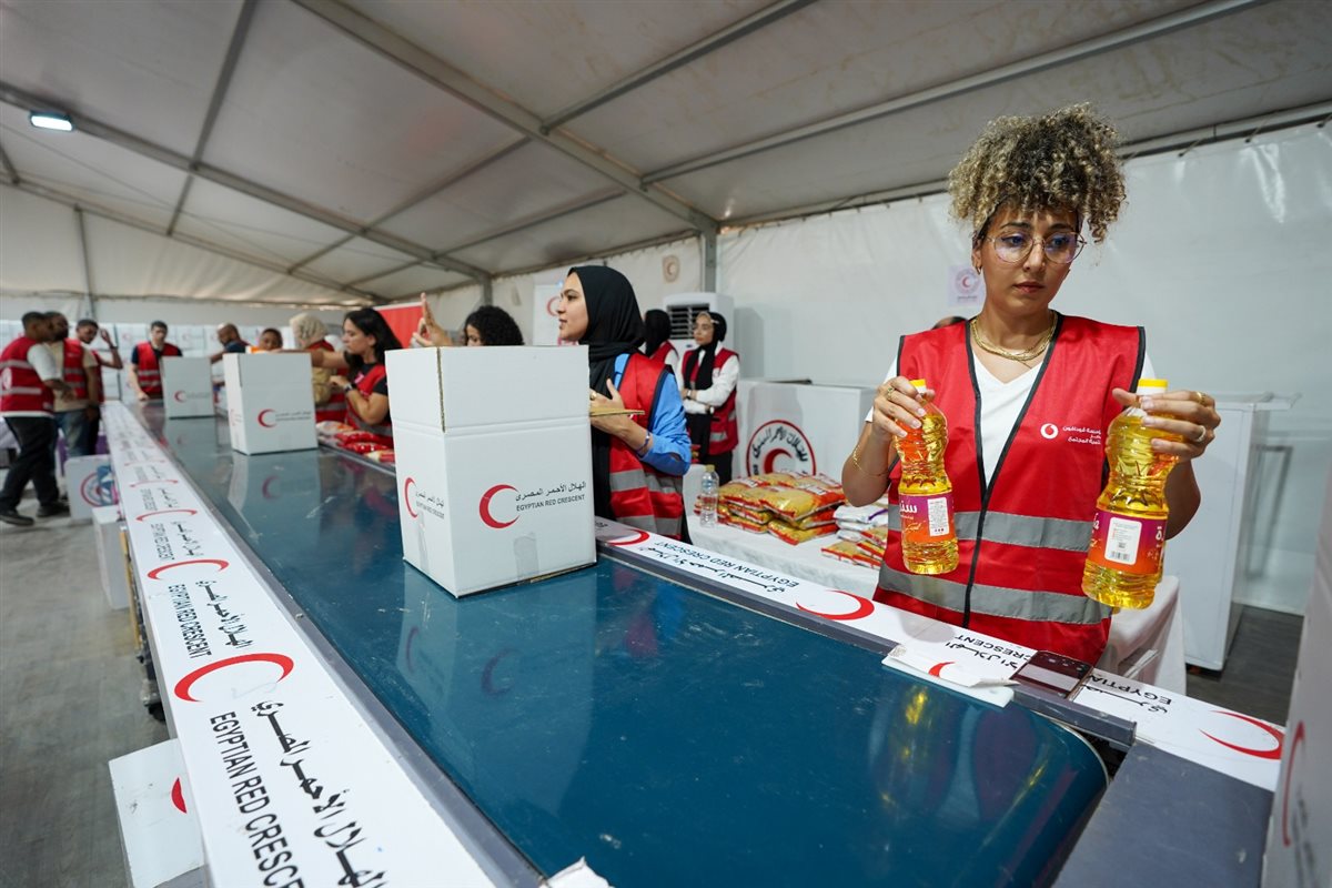 موظفو فودافون مصر يشاركون متطوعي الهلال الأحمر في تعبئة المساعدات المقدمة إلى غزة 