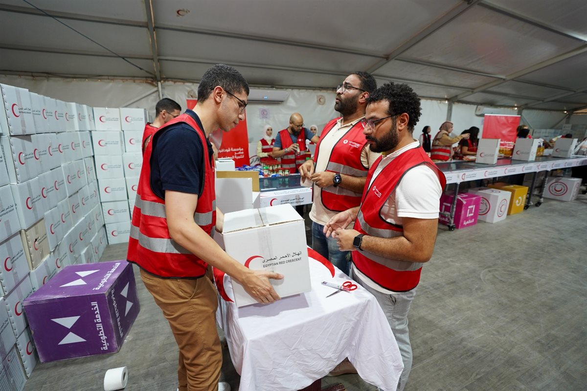 موظفو فودافون مصر يشاركون متطوعي الهلال الأحمر في تعبئة المساعدات المقدمة إلى غزة 